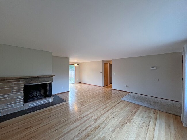Building Photo - North Burien Rambler home - 3 bedrooms and 1.5 bathrooms, 1 car garage - Available NOW!