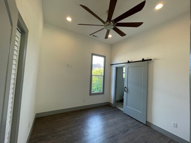 Masters bdrm with bath insuite - 983 37th St