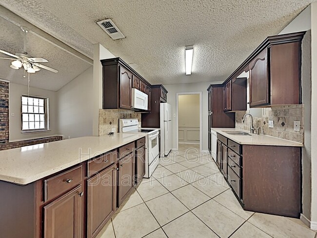 Building Photo - 2510 Valley View Dr