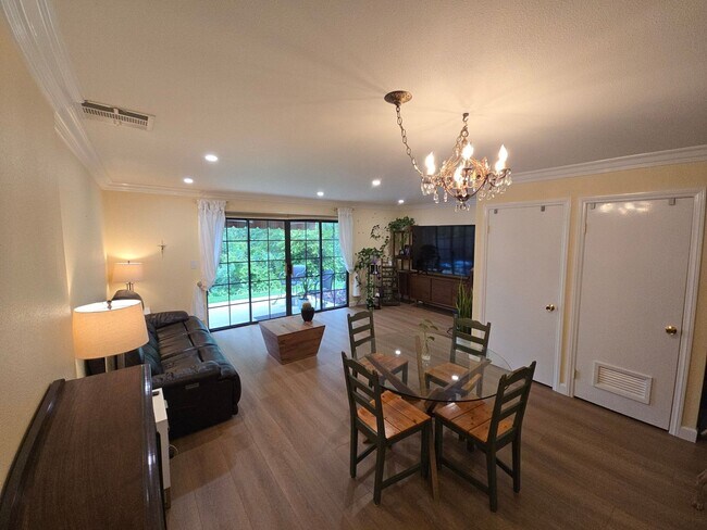 Foto del edificio - Updated Porter Ranch Townhome with Scenic ...