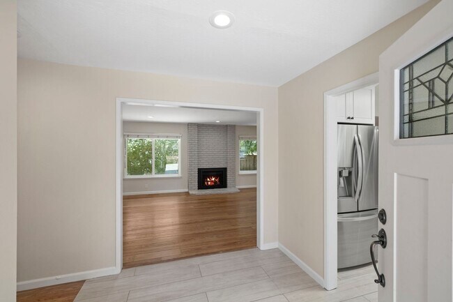Building Photo - Spacious Menlo Park Retreat with 6 Bedroom...