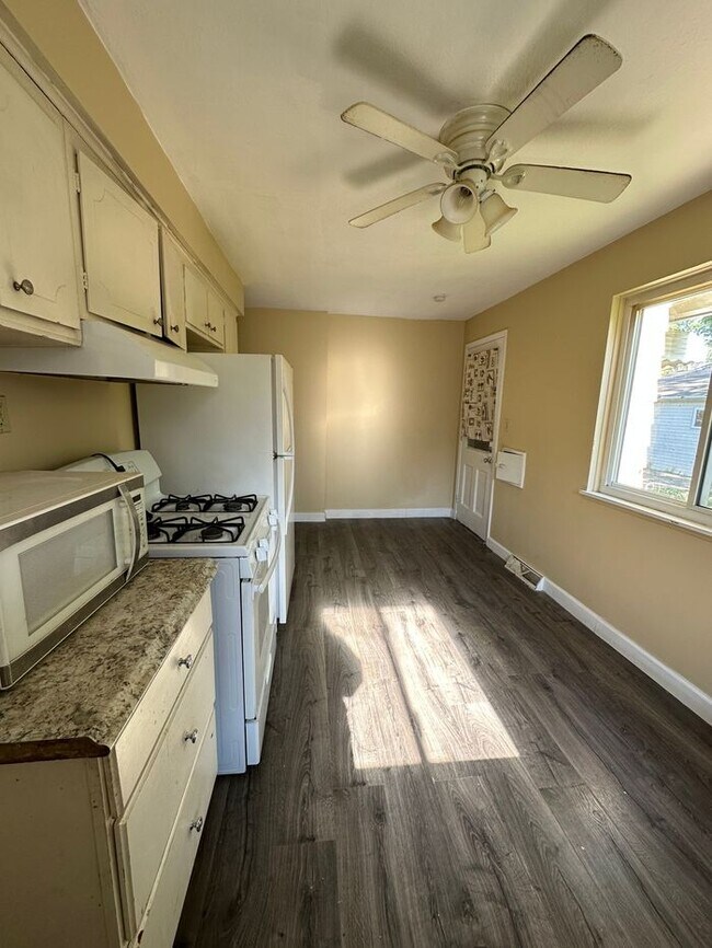 Foto del edificio - 8137-8137 Reed Ave