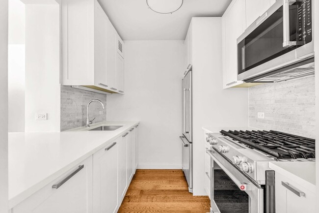 Building Photo - 200 E 94th St