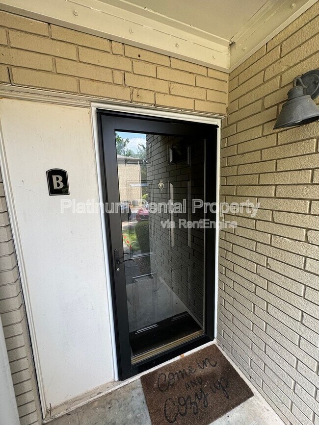 Foto del edificio - 311 Peachtree Hills Ave NE