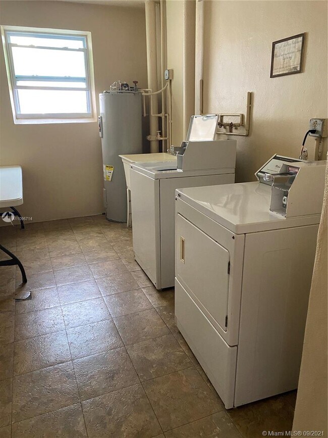 Building Photo - 1001 NE 14th Ave