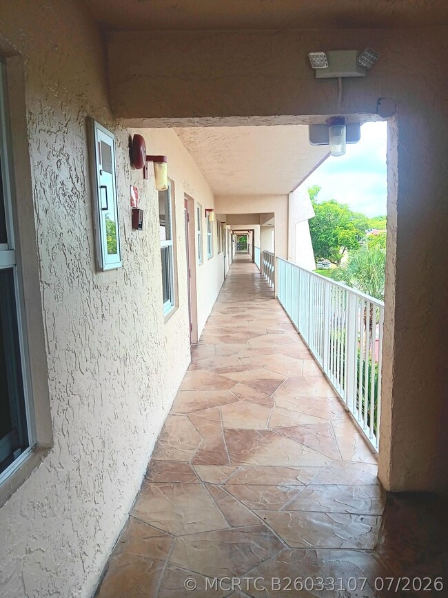 Building Photo - 1030 Country Club Dr