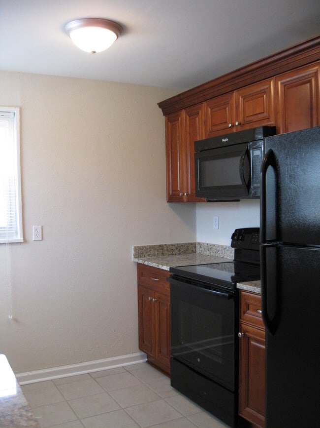 Building Photo - 327/329 Woodview Ave
