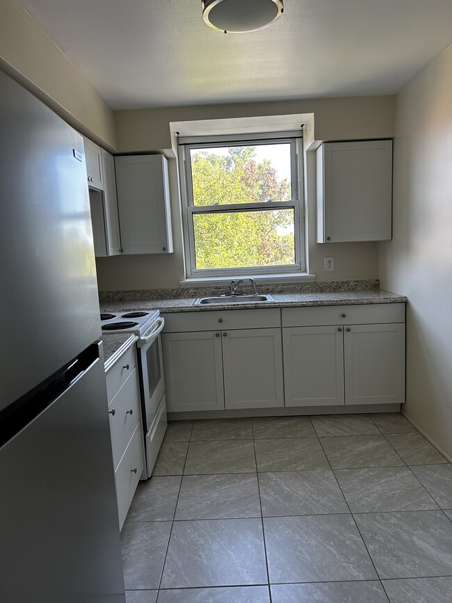 Building Photo - 3370 Amboy Rd