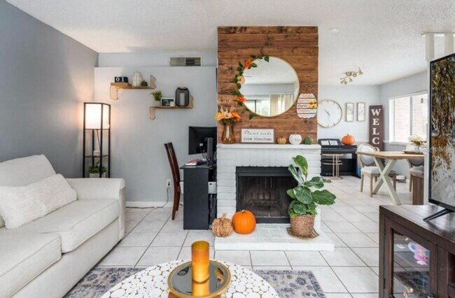 Foto del edificio - "Charming 2-Bed Townhouse with Modern Comforts in Orlando's Heart"