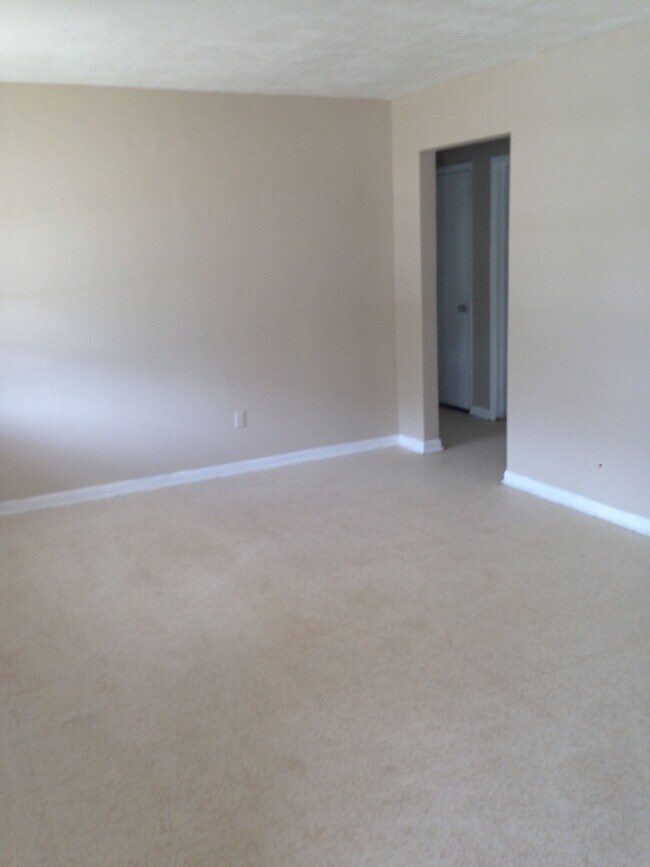 Building Photo - 3 Bed 1 Bath Home | Single Car Garage and ...