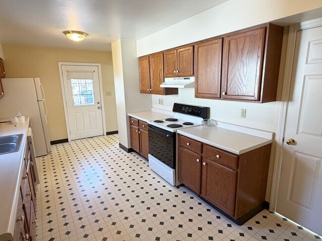 Building Photo - 3-Bedroom, 1-Bath Home with Off-Street Parking