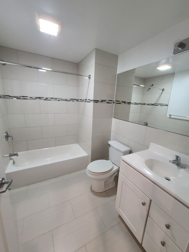 Building Photo - Bright large studio available with extra s...