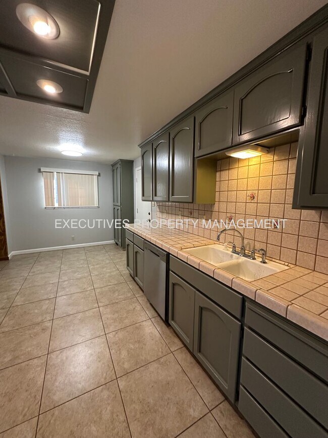 Foto del edificio - 3220 Dakota St