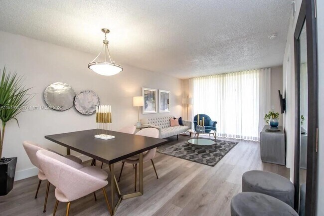 Foto del edificio - 8300 N Sherman Cir