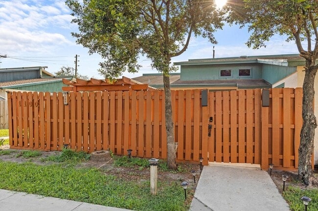 Building Photo - 1100 Manor Dr