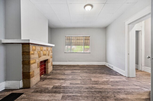 Building Photo - Large 4 bed 1 bath - Completely redone, la...