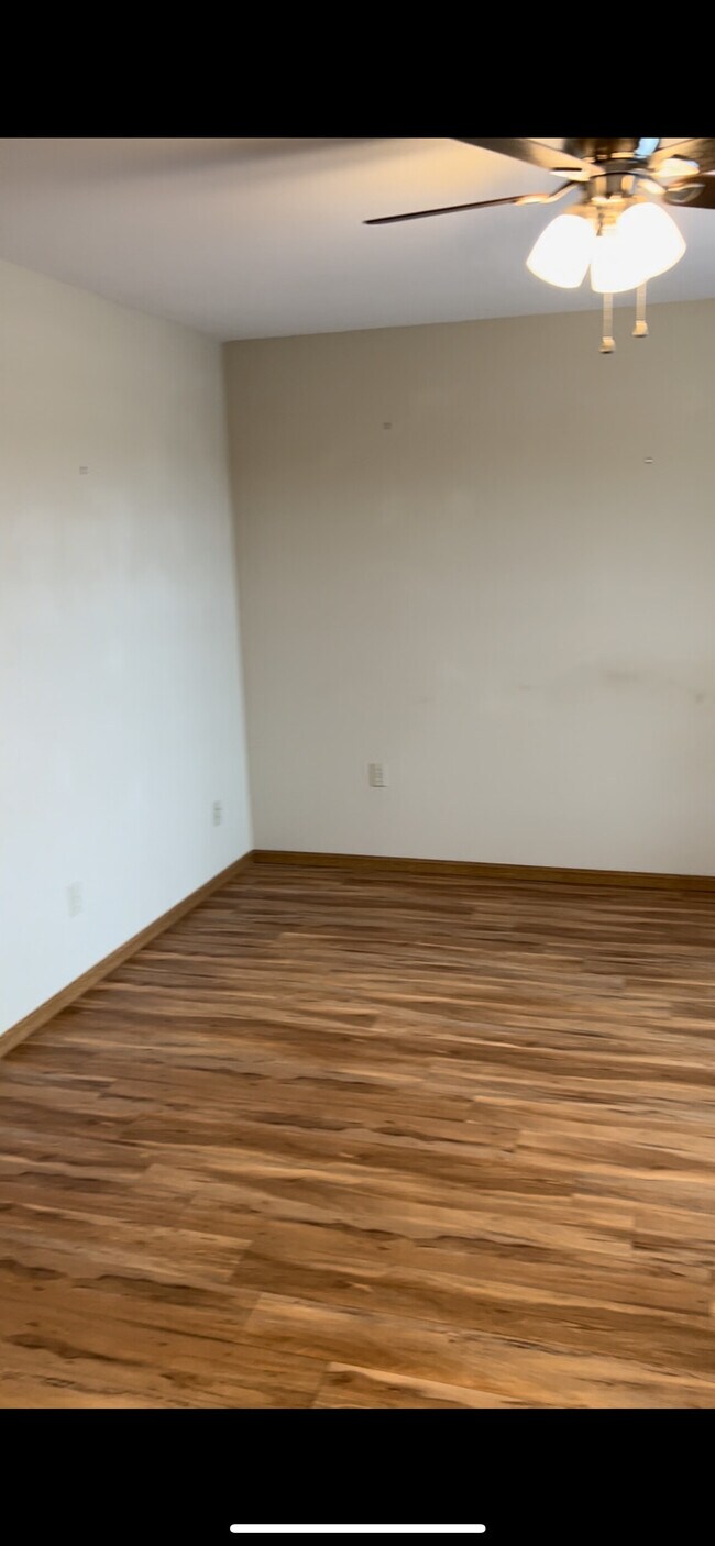 Building Photo - 204 S 2nd