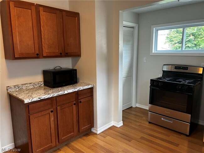Foto del edificio - 3383 W 128th St