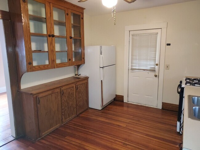 Building Photo - 2 Bed 1 Bath House