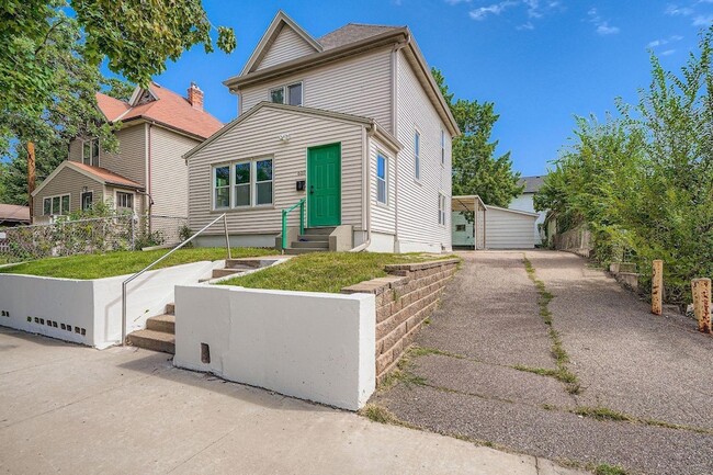 Building Photo - 610 Fairview Ave N