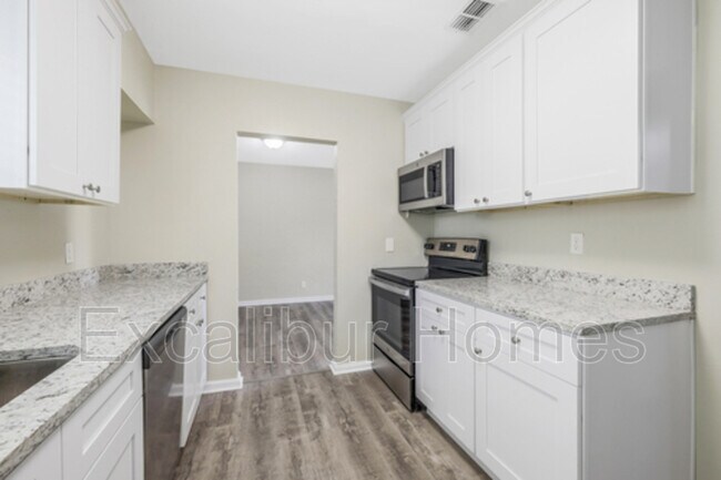 Building Photo - 3934 Rendale Dr N