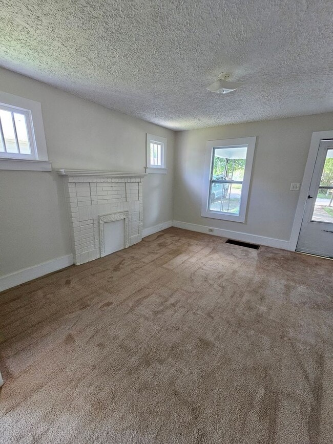 Building Photo - 2BR with Living Room & Den!