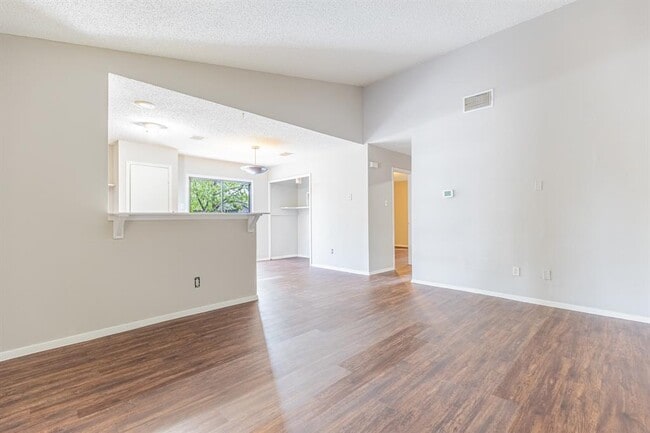 Foto del edificio - 6201 Berkett Cove