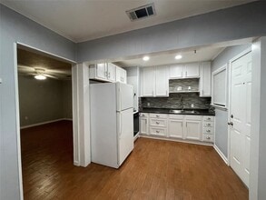 Building Photo - 2617 Oleander Dr