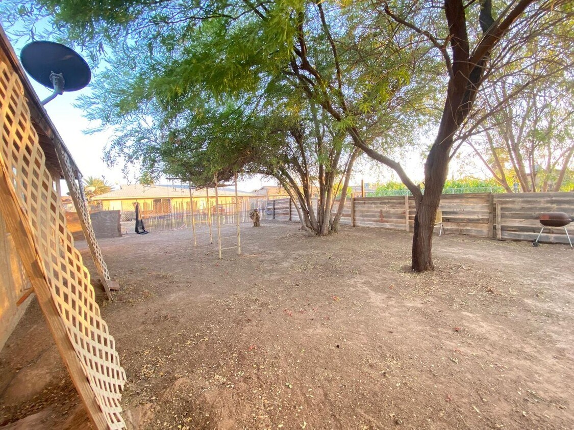 Foto del edificio - 4 BEDROOM HOME ON LARGE LOT