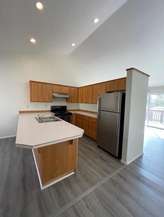 Building Photo - 627 NW Meadows Dr