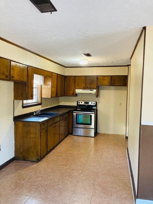 Building Photo - Spacious 3 Bedroom, 2.5 Bath Home on Nearl...