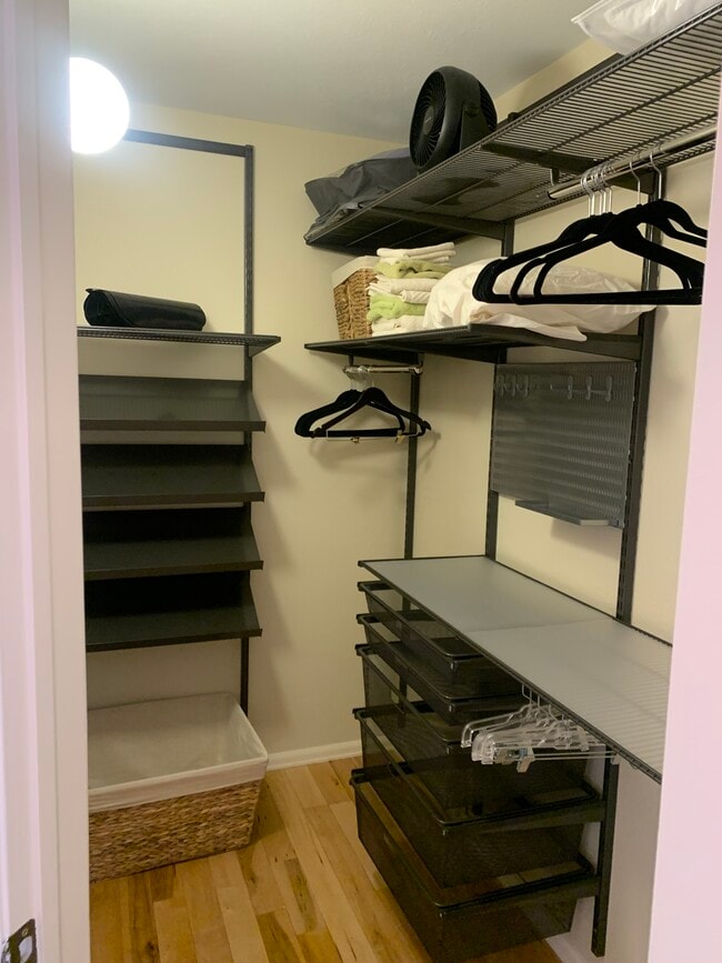 Vestidor a medida con organizador de joyas - 356 S Taft Ct