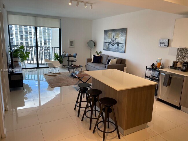 Foto del edificio - 5300 Paseo Blvd