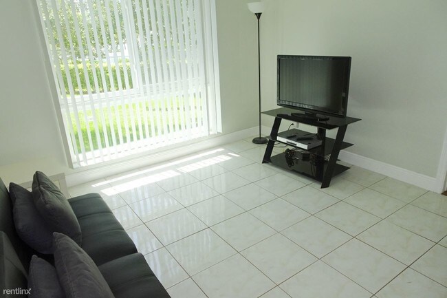 Building Photo - 2216 N Cypress Bend Dr