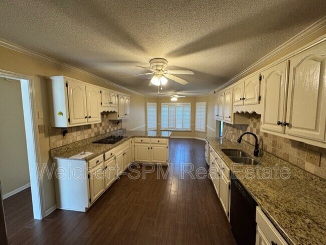 Foto del edificio - 8855 Lake Edge Cove W