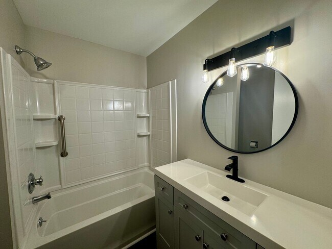 Building Photo - Well maintained 3-bedroom 1.5-bathroom ran...