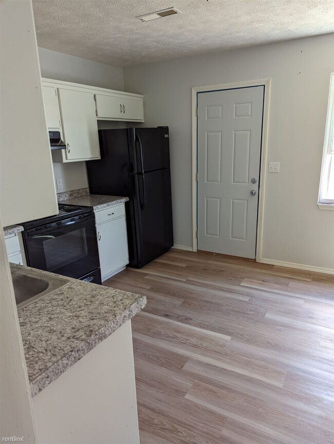 Building Photo - 2 br, 1.5 bath Townhome - 630 East Bain St...