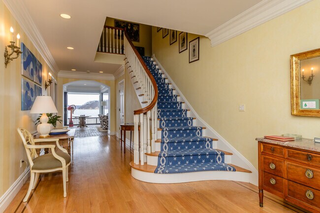 Building Photo - 336 Mariposa Dr