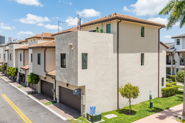 Foto del edificio - Urbana Condos and Townhomes