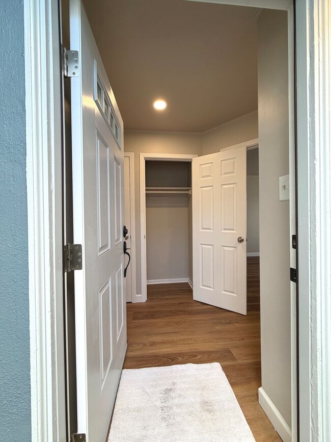 Building Photo - TOTAL REMODEL LARGE BRIGHT 1800sf 3BR/2BA/2GR Cayuga Terrace Home  AVAILABLE NOW