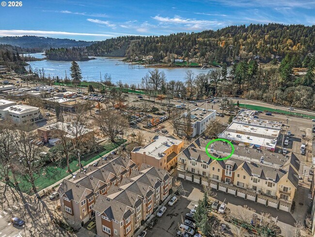 Foto del edificio - Main Street Living with Granite Kitchen, Gas Fireplace, and MAX Line Access