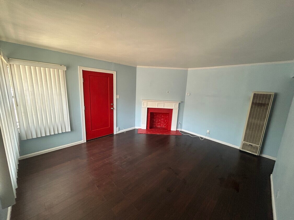 Primary Photo - 9327 Peach St