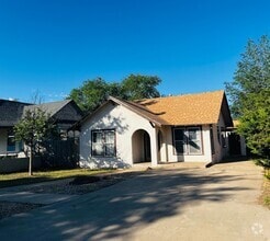 Building Photo - 504 S Avenue B