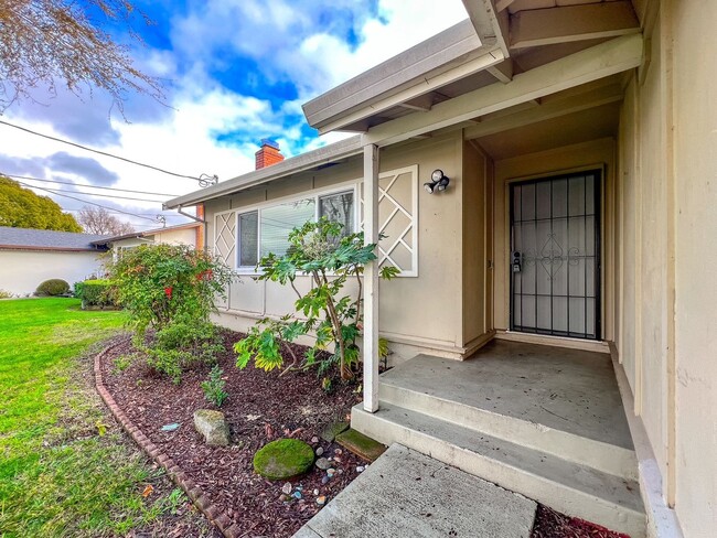 Building Photo - Centrally Located Four Bedroom Napa Home