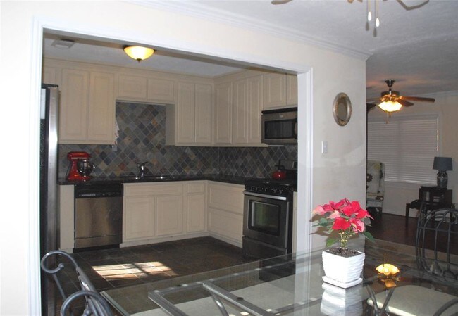 Building Photo - 1347 Gardenia Dr