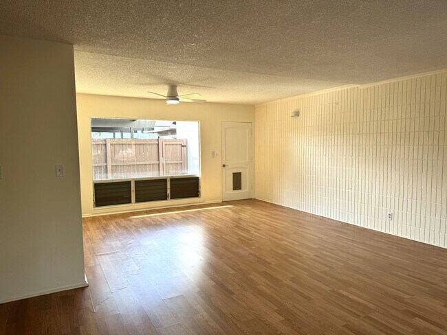 Foto del edificio - Koko Isle Circle - 3 bedroom, 2 full bath, 1 half bath with two car carport