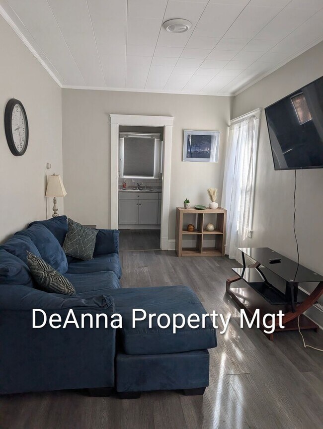 Building Photo - 10415-10415 Bernard Ave