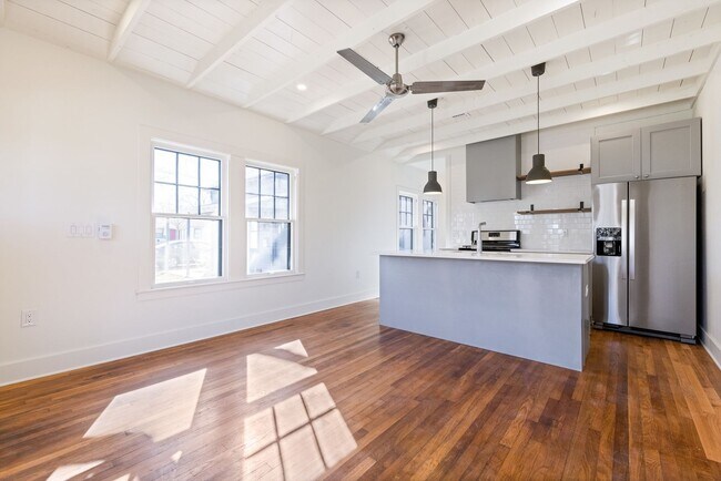 Building Photo - RECENTLY RENOVATED CHARMING 1/1 DUPLEX IN ...