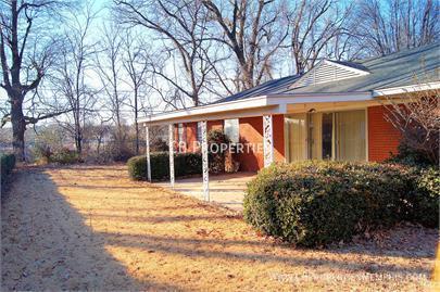 Building Photo - Spacious home that is great for entertaini...