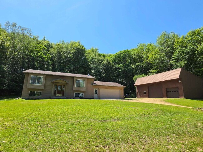 Foto del edificio - 4 Bedroom 2 Bathroom Home on 5 Acres with Shop, New Deck & Attached Garage